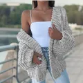 Graue, grob gestrickte Strickjacke mit Zopfmuster in einer strukturierten Übergröße - S / Oberteile / Hellgrau