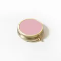 Détail d'une boîte à pilules ronde en métal avec couvercle rose et finition bronze - Interrupteur à clip / Circulaire Motif Cuir / 50mm / Bronze