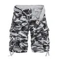 Detailansicht der grauen Herren Camouflage Cargo Shorts mit Multi-Taschen und Stoffgürtel - 38 / Unterteile / Grau-Weiß Tarnung
