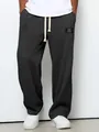 Detailansicht der lockeren Waffelstrick-Jogginghose für Herren mit weitem Beinschnitt. - Schwarz / S