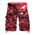 Lässige rote Camouflage Cargo-Shorts für Herren mit vielen Taschen und braunem Gürtel - 38 / Unterteile / Pflaumenrot Camouflage