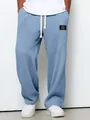 Detaillierte Ansicht der blauen Herren-Waffelstrickhose mit weitem Bein und Kordelzug - Hellblau / S