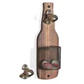 Detailweergave van een rustieke wandflesopener van hout met een metalen opvangbak voor doppen - Antiek zilver