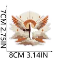 Diagrama de tallas detallado que muestra las dimensiones de 8x7cm del parche religioso. - Estilo Cruz con Alas de Ángel (C3RW-19-09)