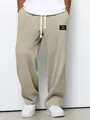 Detail der Herren Waffelstrick-Jogginghose mit geradem Bein in Tan und Patch-Applikation - Dunkelkhaki / S