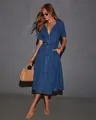 Abito chemisier in denim con scollo a V e cintura annodata da donna - Blu scuro / Taglia S