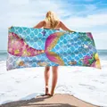 Toalla de playa de microfibra con cola de sirena sostenida en una playa muy soleada - 75x150cm / Sirena