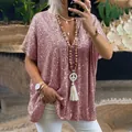 Vista dettagliata della t-shirt da donna con paillettes rosa e scollo a V casual - Rosa / Taglia S