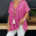 Dettaglio della maglietta da donna con paillettes rosa e scollo a V vestibilità comoda - magenta / Taglia S