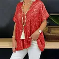 Dettaglio di un top da donna con paillettes rosse, scollo a V e vestibilità comoda - Rosso / Taglia S