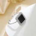 Elegante anello aperto in acciaio inossidabile argentato con un inserto quadrato nero opaco. - Stile Torsione Perlato con Intarsio Nero Quadrato (GJ082) / Aperto Regolabile / Colore acciaio