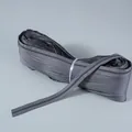 Detailopname van grijze nylon ritsband op rol voor doe-het-zelf naai- en reparatiewerk - Nr. 3 Grijs 100m