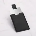 Dettaglio dello specchio portatile infrangibile in acciaio inox con custodia in ecopelle nera - 108X63mm / Nero