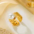 Elegante anello regolabile in acciaio inossidabile dorato con una grande perla bianca. - Stile Decorazione Perla Grande con Texture a Griglia (GJ089) / Aperto Regolabile / Oro
