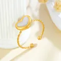Anello a cuore in acciaio inossidabile dorato con intarsio perlato bianco e fascia a treccia - Stile Cuore Bianco con Texture a Torsione (GJ091) / Aperto Regolabile / Oro Bianco
