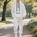 Dettaglio tuta uomo in pile bianco con tasche cargo e felpa con cappuccio a mezza zip - Bianco / Taglia S