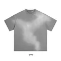 Dettaglio del tessuto lavato e invecchiato a spruzzo su t-shirt grigia oversize - Grigio / Taglia S