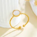 Anello aperto in acciaio inossidabile dorato con pietra druzy bianca tonda ritorta - Stile Disco Bianco con Texture Intrecciata (GJ093) / Aperto Regolabile / Oro Bianco