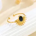 Anello regolabile in acciaio inossidabile dorato con design ovale nero e raggi - Stile Pietra Nera con Motivo a Raggiera (GJ094) / Aperto Regolabile / Oro Nero