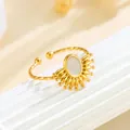 Anello intrecciato in acciaio inossidabile dorato con pietra bianca ovale e sole - Stile Pietra Bianca con Motivo a Raggiera (GJ094) / Aperto Regolabile / Oro Bianco
