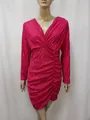 Detailaufnahme des magentafarbenen Pailletten-Partykleids mit V-Ausschnitt und Raffung - Fuchsia / S
