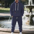 Vista completa della tuta in pile blu navy da uomo con tasche cargo e cappuccio - Blu Notte / Taglia S