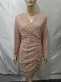 Detaillierte Nahaufnahme eines roségoldenen Pailletten-Partykleids mit V-Ausschnitt - Champagner / S