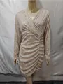 Detailansicht eines champagnergoldenen V-Ausschnitt-Paillettenkleids mit eleganten Raffungen - Aprikose / S