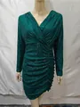 Elegantes smaragdgrünes Pailletten-Partykleid mit V-Ausschnitt an einer Schaufensterpuppe - Grün / S