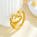 Anello regolabile in acciaio inossidabile dorato con perle bianche e un design irregolare - Stile Decorazione Perla con Effetto Liquido Irregolare (GJ096) / Aperto Regolabile / Oro