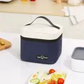 Marineblauwe en witte geïsoleerde lunchtas met Tasty Food-logo op aanrecht - Vierkante Bovenkant Open Stijl / Marineblauw
