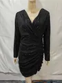 Detailansicht eines schwarzen Pailletten-Partykleids mit V-Ausschnitt und Raffung - Schwarz / S