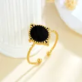 Anello regolabile in acciaio inox dorato con un elemento centrale a scudo nero. - Stile Blocco Nero Rettangolare con Torsione Retrò (GJ098) / Aperto Regolabile / Oro