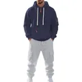 Tuta invernale in pile da uomo con felpa blu navy e pantaloni cargo grigi sportivi. - Maglia Blu Navy E Pantaloni Grigio Chiaro / Taglia S