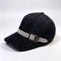 Détail d'une casquette de baseball d'hiver noire pelucheuse avec une sangle ornée de strass. - Noir / Adulte, Circonférence du chapeau 58cm réglable