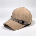 Gros plan de casquette de baseball d'hiver beige avec ceinture en strass et boucle. - Kaki / Adulte, Circonférence du chapeau 58cm réglable
