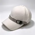 Gros plan d'une casquette de baseball en tricot blanc avec décoration en strass - Blanc / Adulte, Circonférence du chapeau 58cm réglable