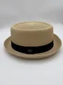Classic unisex khaki straw pork pie hat with black ribbon band and metallic logo pin. - Concave-convex Off-white / 57cm