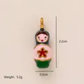 Elegante ciondolo bambola russa placcato oro 18K con smalto, misura 2,2 x 0,6 cm - Forma di Matrioska / 2.2cm x 0.6cm (5.2g) / Multicolore