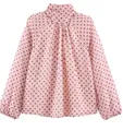 Gedetailleerd achteraanzicht van een roze chiffon blouse met bruine stippen en plooien - Roze / XS