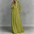 Vue détaillée d'une élégante robe longue plissée vert olive à manches longues et col V. - 3XL / Style Longueur Sol à Manches Longues et Col en V / Vert