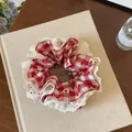 Rood geruite haarelastiekje met hartjes en witte kanten rand - Vierlaagse Scrunchie / Rood Wit Geruit