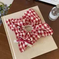 Elegante rood geruite hartjes scrunchie met verfijnd wit kant en een stijlvolle rode strik - Vierkante Sjaal Scrunchie / Rood Wit Geruit