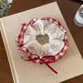 Zoete rode geruite scrunchie met hartjespatroon, witte kant en linten strikje - Scrunchie / Rood Wit Geruit
