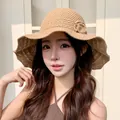 Elegante cappello da sole in paglia kaki a tesa larga con dettaglio floreale da spiaggia - Stile Maglia al Loto / Kaki