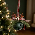 Rustieke groene kerstbel met rendiergewei en rood geruite lintversiering voor kerstboom. - 4# Groene Bel Hangend Ornament (Geweih & Dennen)