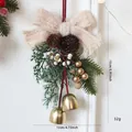 Decorazione natalizia rustica con fiocco in maglia beige, pigne, campane dorate e bacche - Piccola campana di Natale stile K (15x12cm)