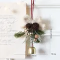 Decorazione natalizia con pigna, campanella, bacche e fiocco beige - Stile M Ornamento Campana Dorata