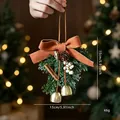 Decorazione natalizia artigianale con pigne, campanelle e fiocco arancione su verde festivo - Pendaglio per Auto a Campana con Pigna e Cannella con Fiocco Arancio-Rosso (025 Nuovo Campana - Stile S)