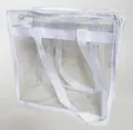 Vista detallada de un bolso de mano de PVC transparente con ribete blanco y asas fuertes - Blanco